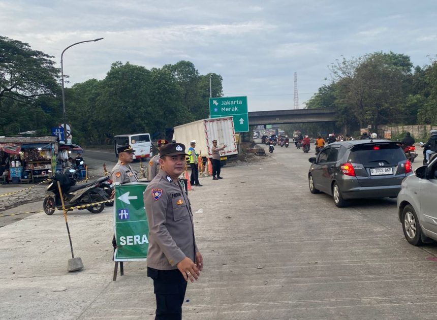 Polisi Lakukan Monitoring dan Pelayanan Keberangkatan Buruh May Day 2026, Ribuan Massa Melintas Aman dan Tertib