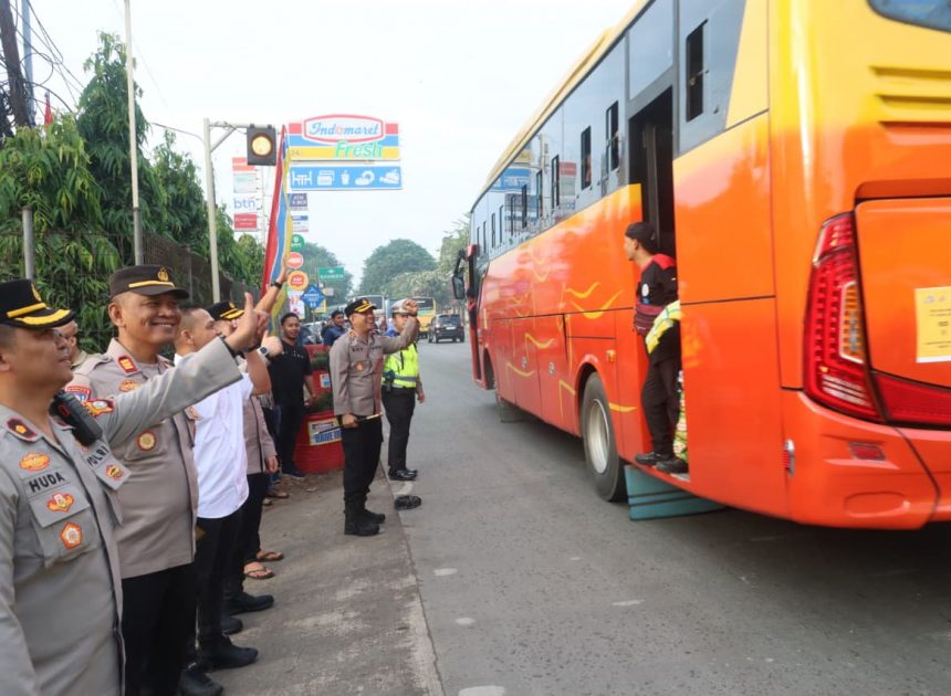 Ratusan Personel Polres Tangsel Amankan Keberangkatan Buruh ke Jakarta pada May Day 2026