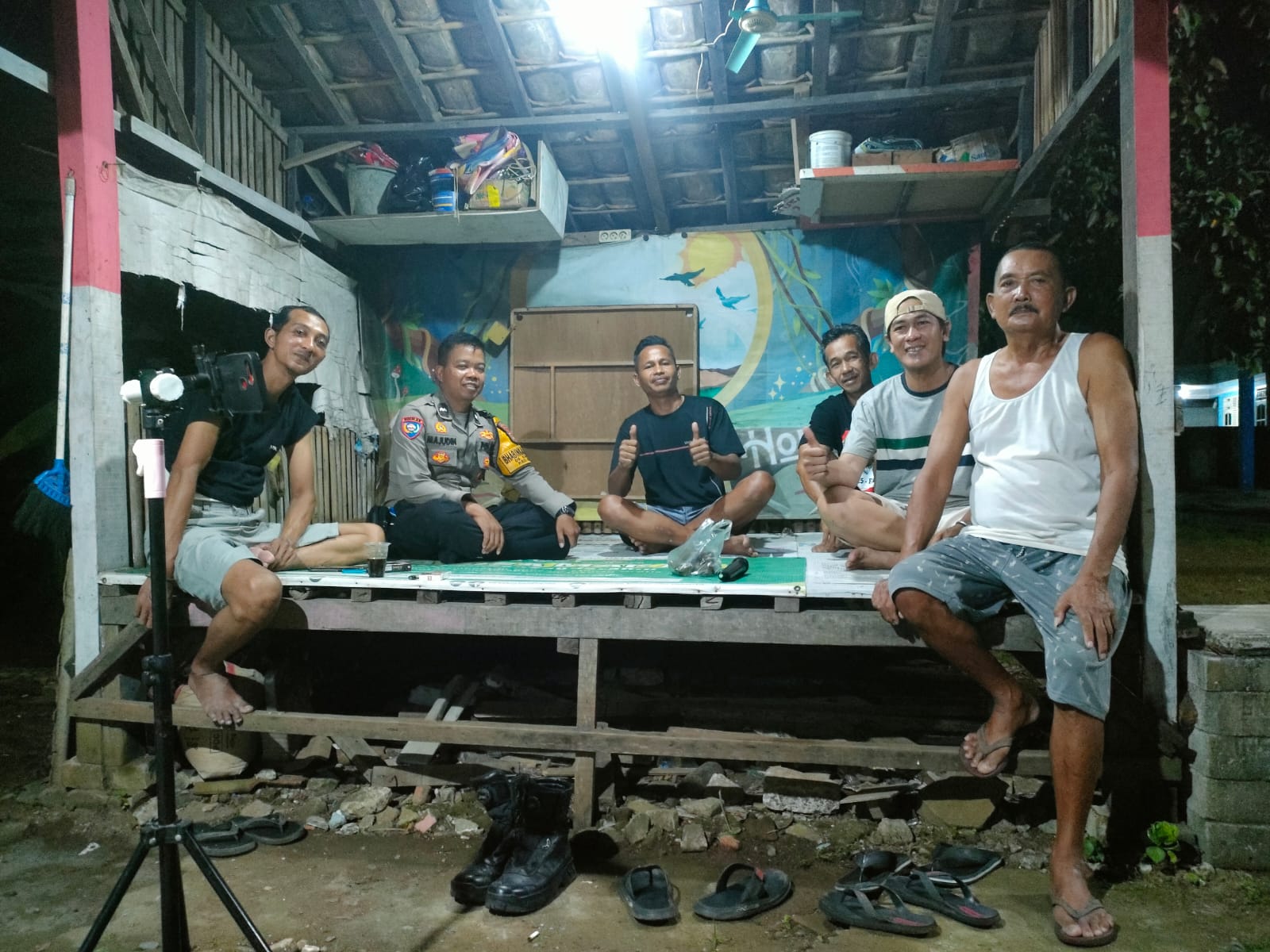 Bhabinkamtibmas Desa Kadu Jaya Sambangi Pos Kamling, Perkuat Keamanan Lingkungan