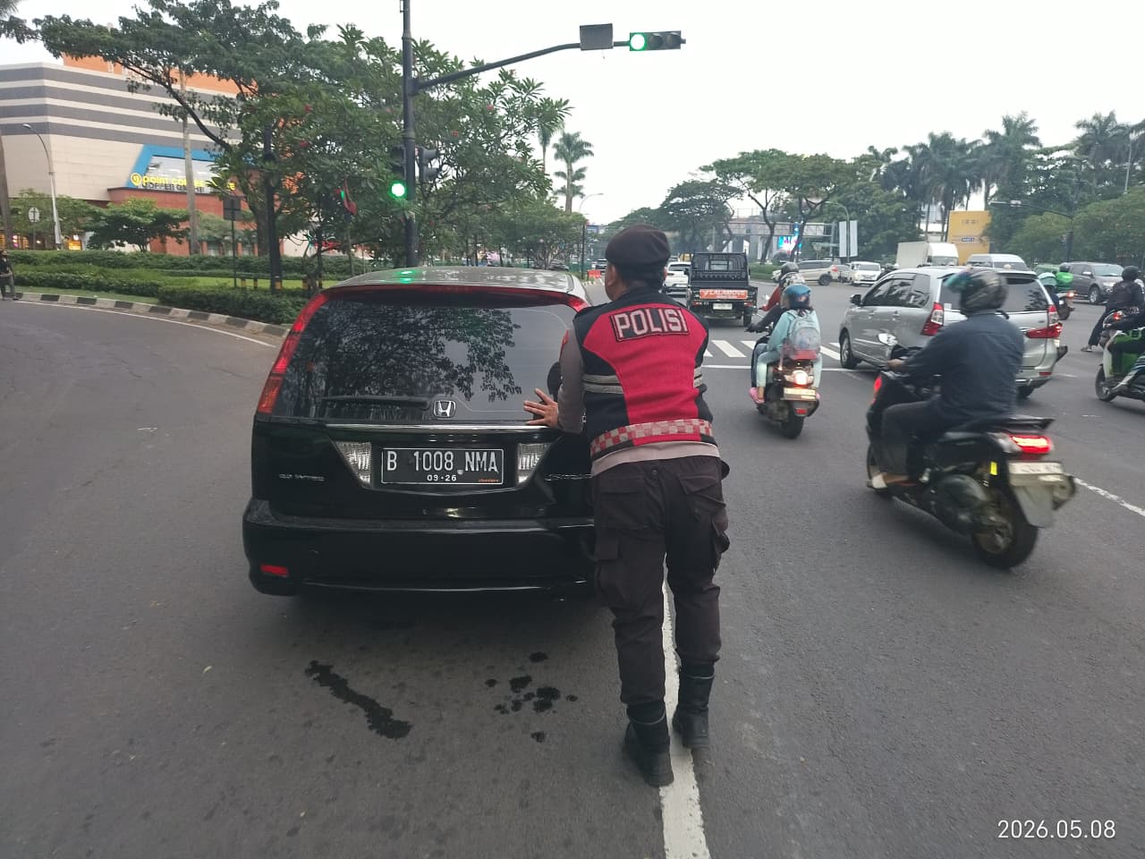 Sat Samapta Polres Tangsel Sigap Bantu Pengendara Mogok dan Urai Kemacetan di BSD Plaza