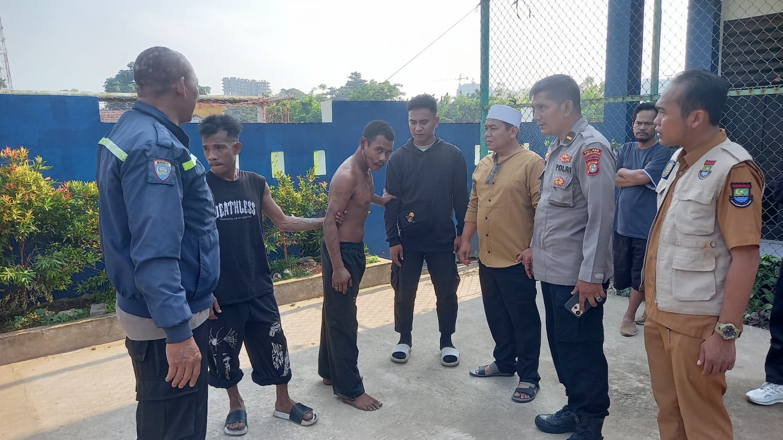 Gerak Cepat Laporan 110 Bhabinkamtibmas Kelapa Dua Bantu Warga Korban Luka