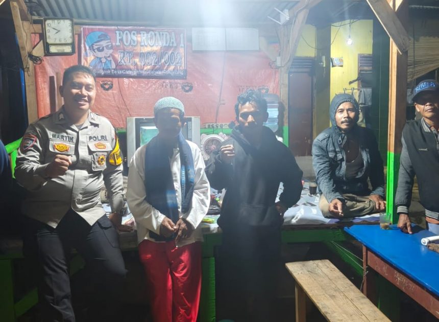 Bhabinkamtibmas Desa Caringin Aktif Sambangi Poskamling, Perkuat Sinergi Keamanan Bersama Warga