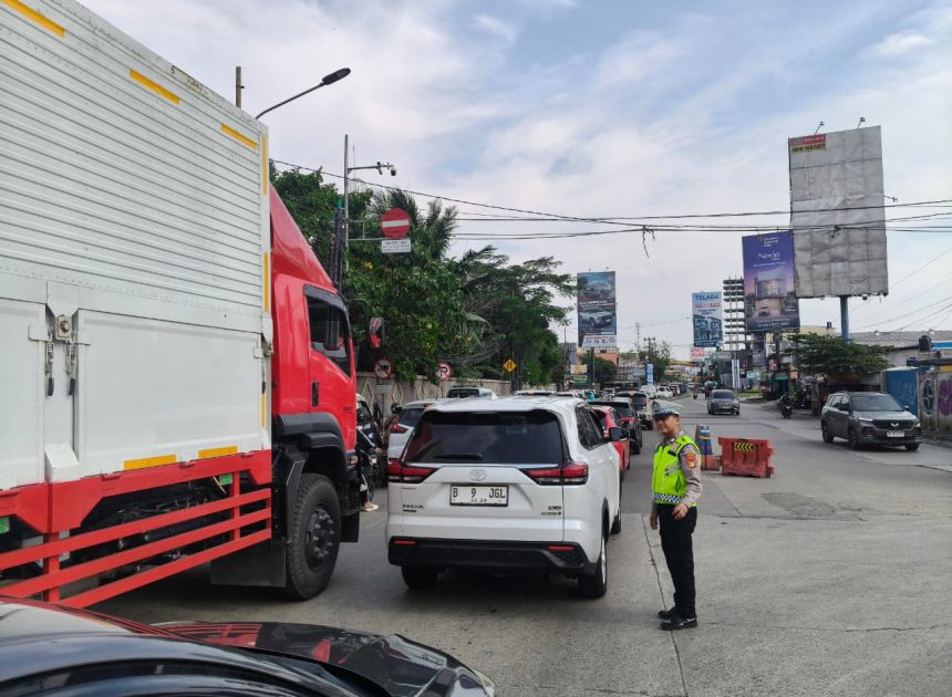 Respons Cepat Laporan 110, Polsek Kelapa Dua Urai Kemacetan di Jalan Imam Bonjol