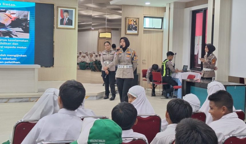 Satlantas Polres Tangsel Edukasi Pelajar SD tentang Tertib Berlalu Lintas dan Pengenalan Rambu Jalan