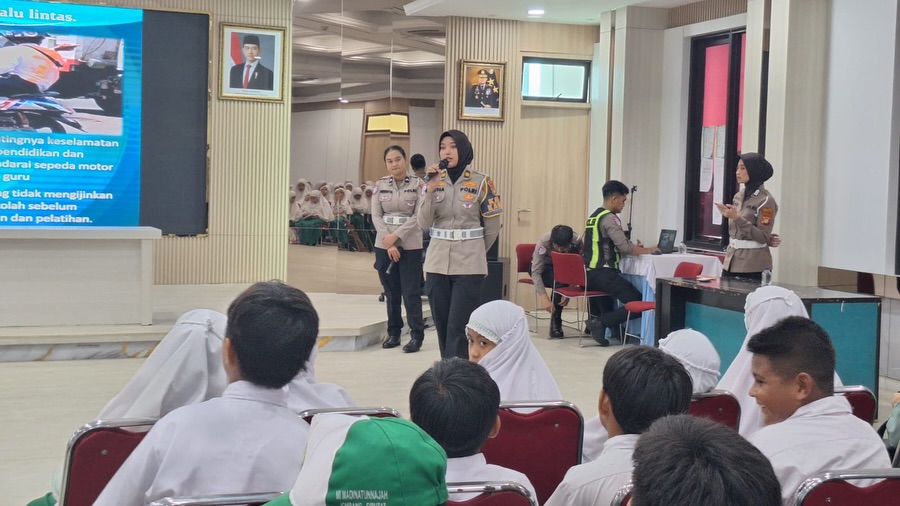 Satlantas Polres Tangsel Edukasi Pelajar SD tentang Tertib Berlalu Lintas dan Pengenalan Rambu Jalan
