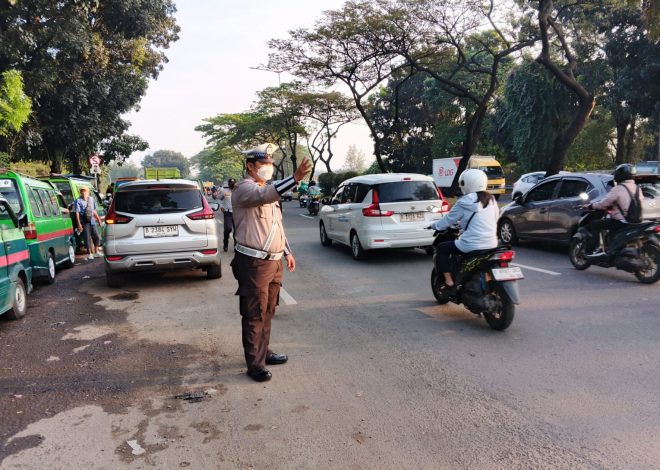 Sigap Atur Arus Kendaraan, Personel Polsek Serpong Hadir Ciptakan Kelancaran di Stasiun Rawabuntu
