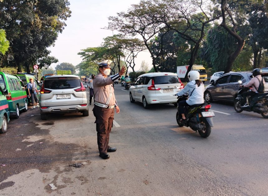 Sigap Atur Arus Kendaraan, Personel Polsek Serpong Hadir Ciptakan Kelancaran di Stasiun Rawabuntu