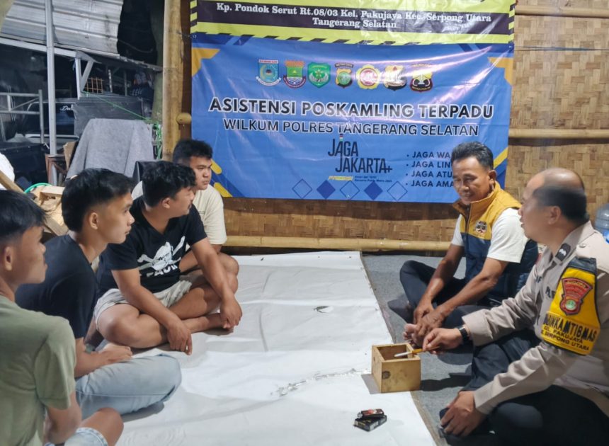 Bhabinkamtibmas Pakujaya Cek Poskamling Terpadu, Ajak Warga Jaga Keamanan Lingkungan