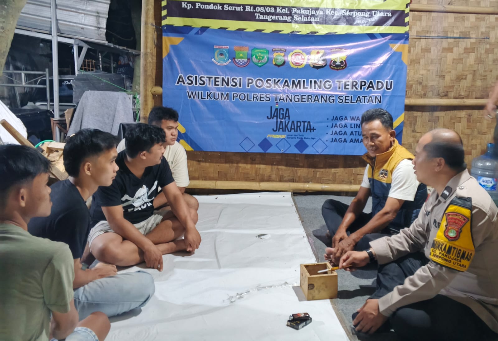 Bhabinkamtibmas Pakujaya Cek Poskamling Terpadu, Ajak Warga Jaga Keamanan Lingkungan