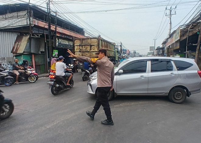 Bhabinkamtibmas Curug Kulon Sigap Atur Lalu Lintas Pagi, Wujudkan Kelancaran Aktivitas Warga