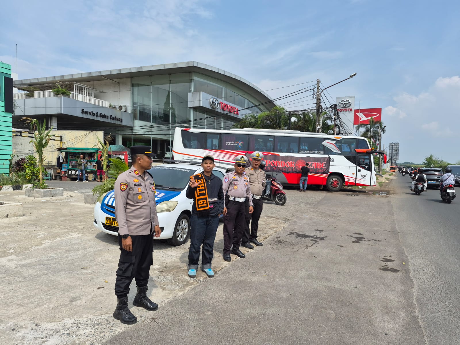 Polsek Pamulang Kawal Keberangkatan The Jak Mania Pondok Cabe Menuju Stadion JIS