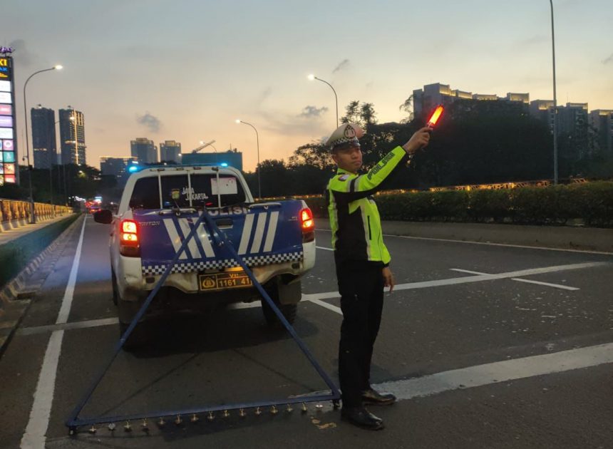 Satlantas Polres Tangerang Selatan Gelar Penyisiran Ranjau Paku Demi Keselamatan Pengguna Jalan