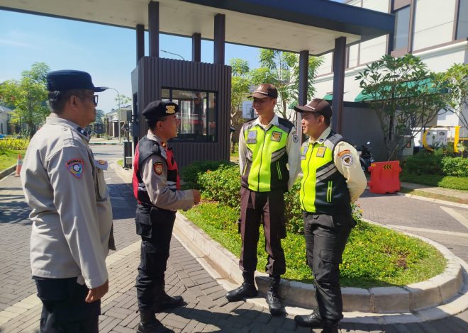 Patroli Jalan Kaki Polsek Cisauk Hadirkan Rasa Aman Bagi Masyarakat