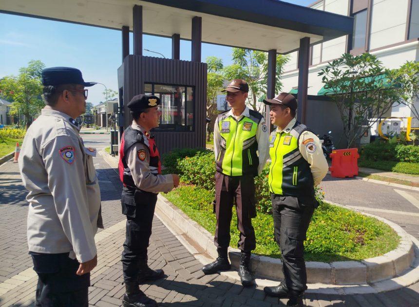 Patroli Jalan Kaki Polsek Cisauk Hadirkan Rasa Aman Bagi Masyarakat