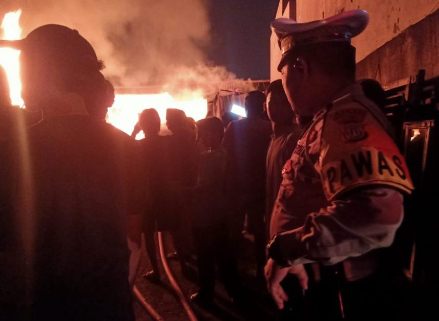 Gudang Kayu di Pamulang Terbakar, Polisi Bergerak Cepat Amankan TKP dan Lakukan Penyelidikan
