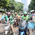 Wujudkan Kemitraan Humanis, Polda Metro Jaya Salurkan 350 Paket Sembako untuk Pengemudi Ojol di Jumat Peduli