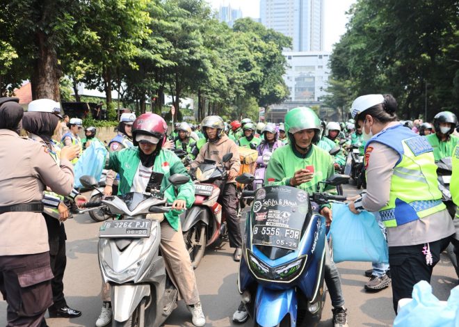 Wujudkan Kemitraan Humanis, Polda Metro Jaya Salurkan 350 Paket Sembako untuk Pengemudi Ojol di Jumat Peduli