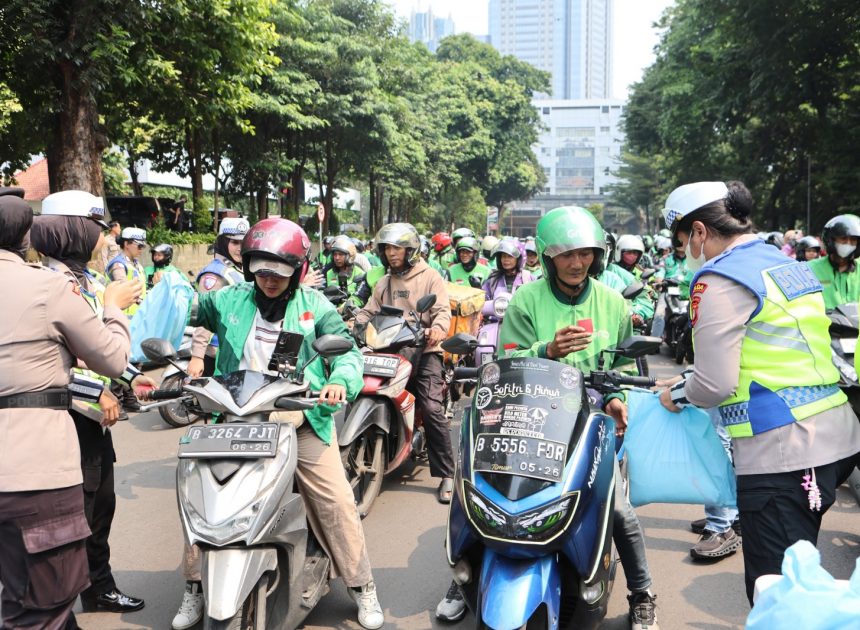 Wujudkan Kemitraan Humanis, Polda Metro Jaya Salurkan 350 Paket Sembako untuk Pengemudi Ojol di Jumat Peduli