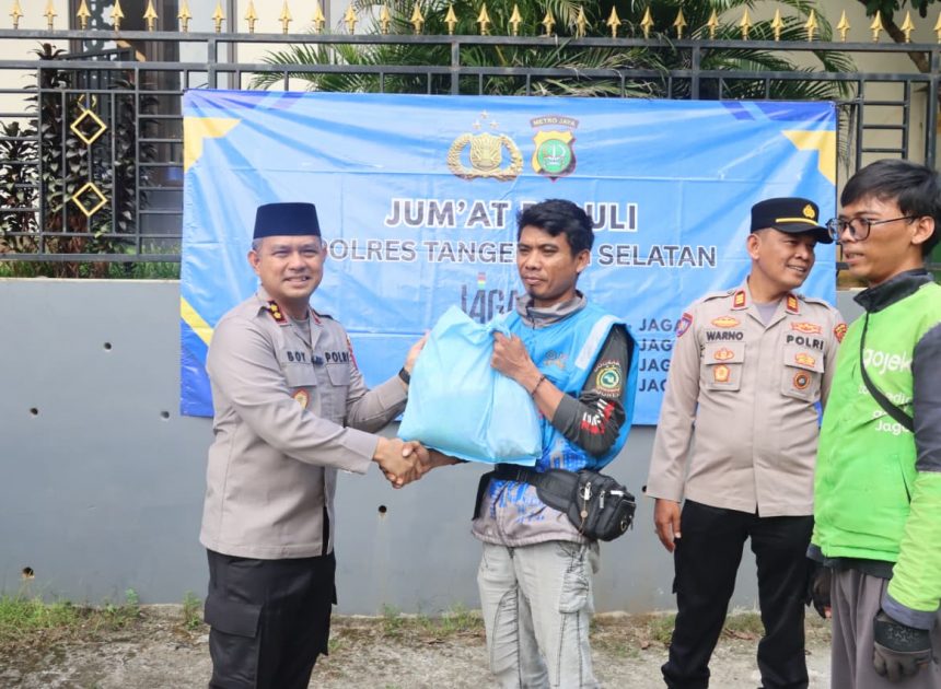 Jumat Peduli, Kapolres Tangsel Bagikan Kepedulian dan Pererat Kedekatan dengan Masyarakat
