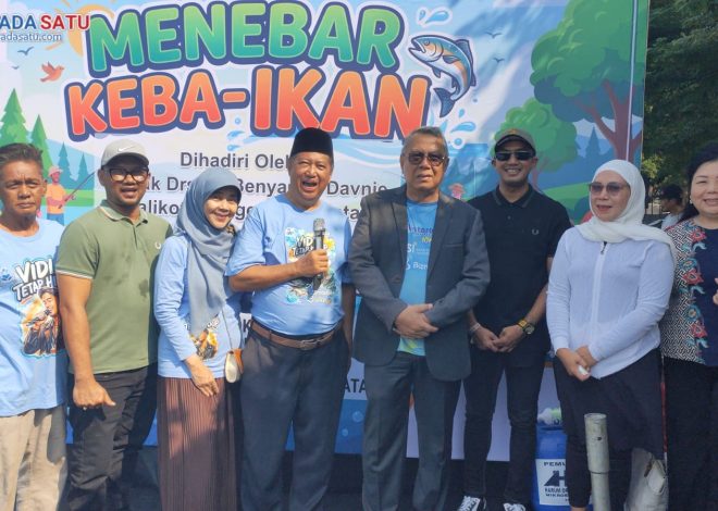 GELAR “MENEBAR KEBAIKAN”, WALI KOTA BENYAMIN DAVNIE TEBAR RATUSAN KILO IKAN DAN LUNCURKAN EKO ENZIM DI SETU BUNGUR