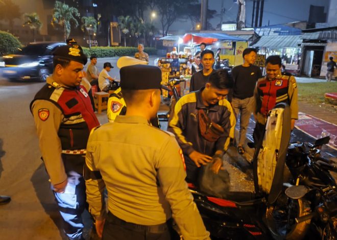 Dini Hari Tetap Siaga, Bhabinkamtibmas Polsek Serpong Cek Poskamling Terpadu Demi Jaga Keamanan Warga Rawa Buntu