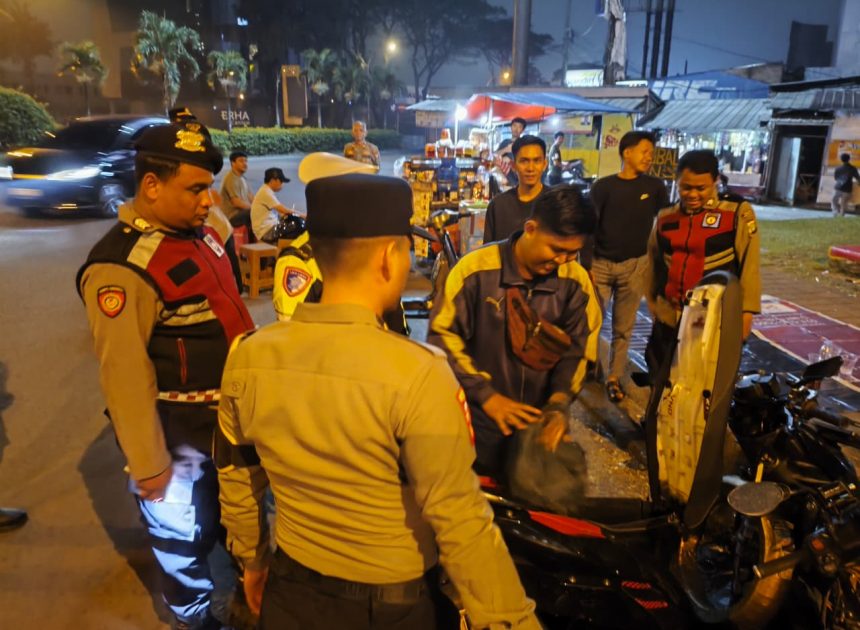 Dini Hari Tetap Siaga, Bhabinkamtibmas Polsek Serpong Cek Poskamling Terpadu Demi Jaga Keamanan Warga Rawa Buntu
