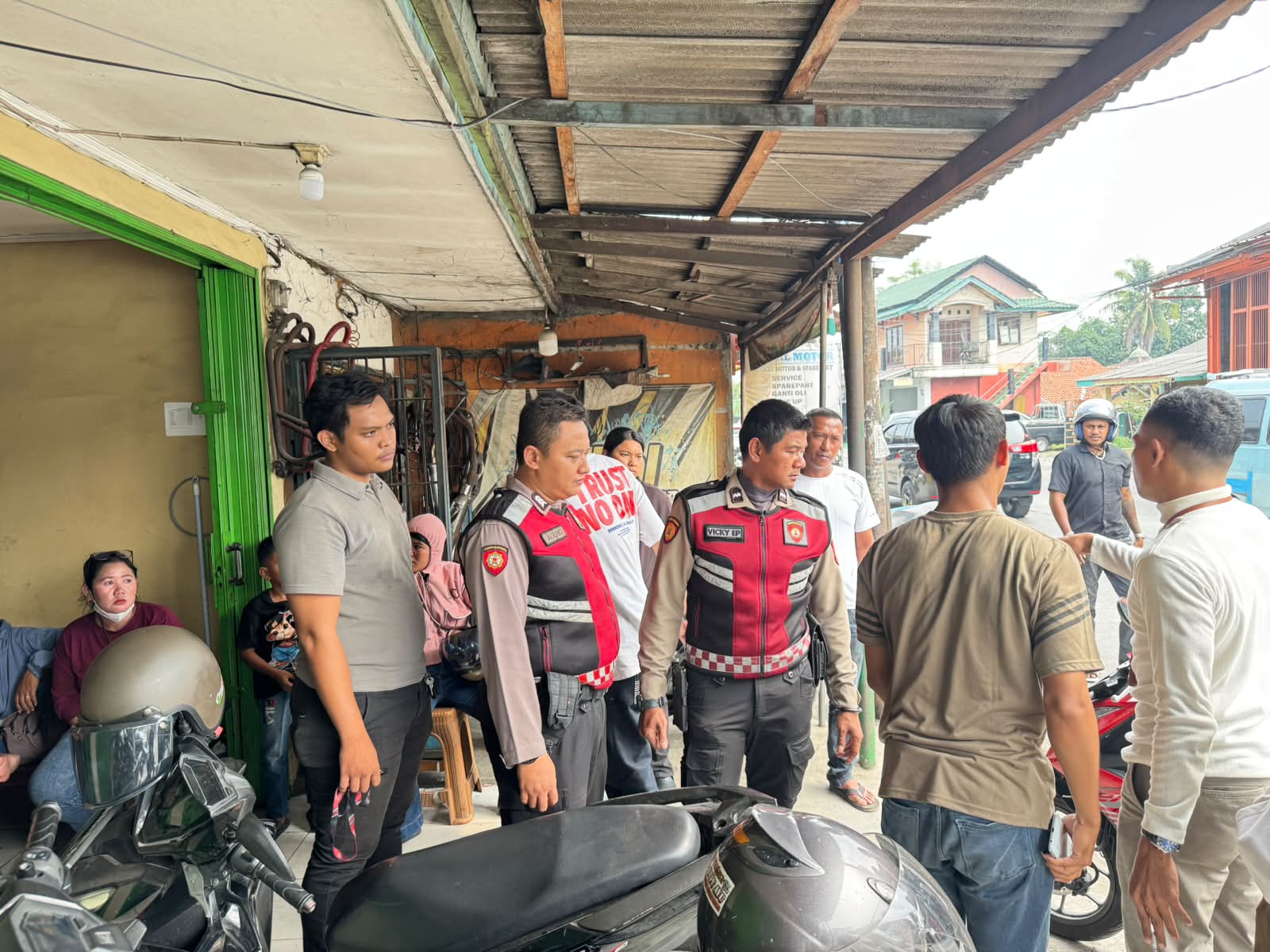 Respons Cepat Polsek Kelapa Dua Bantu Ibu dan Anak Saat Hadapi Perselisihan dengan Debt Collector