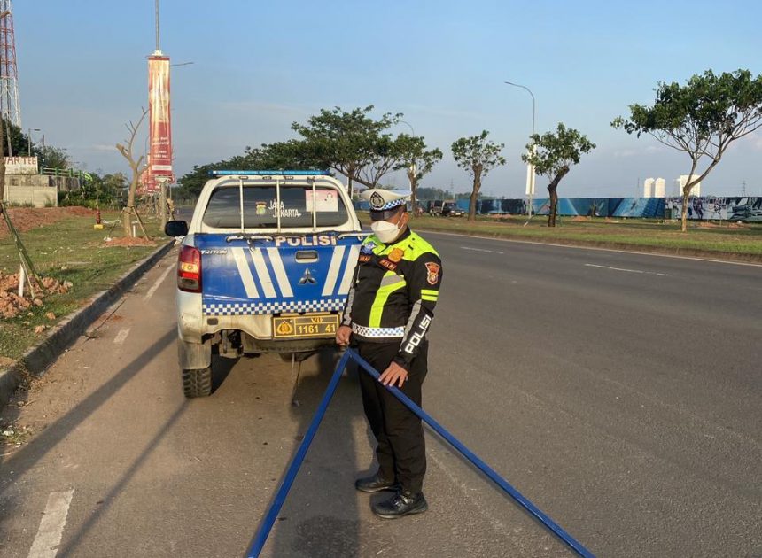 Satlantas Polres Tangerang Selatan Laksanakan Penyisiran Ranjau Paku di Kawasan Grand Boulevard BSD