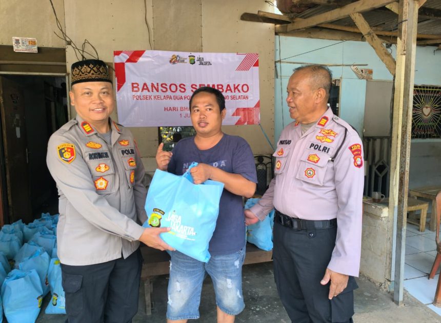 Tangis Haru Warga Bencongan Sambut Bantuan Polsek Kelapa Dua pada HUT Bhayangkara ke-80