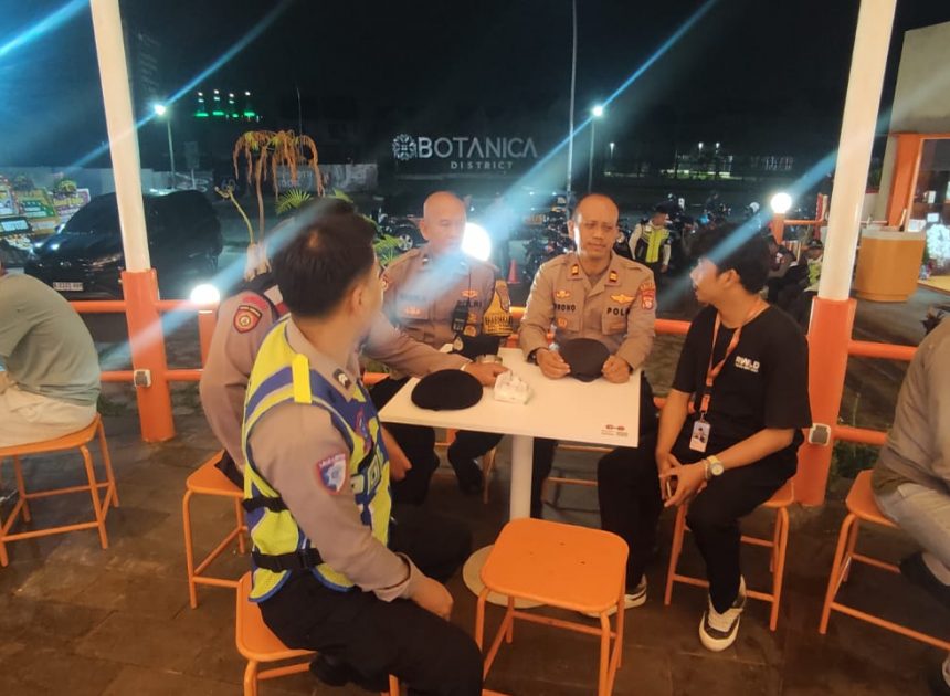 Jaga Jakarta On The Spot, Polsek Pondok Aren Kawal Nobar Piala Dunia 2026 Bersama Warga
