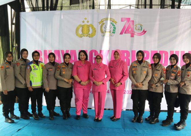 Polwan Polda Metro Jaya Hadir Bantu Warga Bojongsari Lewat Air Bersih dan Sembako