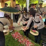 Polwan Polda Metro Jaya Ziarah dan Tabur Bunga di TPBU Giri Tama Bogor