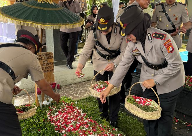 Polwan Polda Metro Jaya Ziarah dan Tabur Bunga di TPBU Giri Tama Bogor