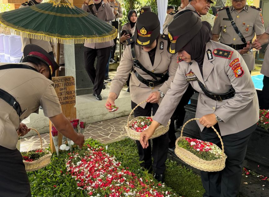 Polwan Polda Metro Jaya Ziarah dan Tabur Bunga di TPBU Giri Tama Bogor