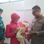 Bakti Kemanusiaan Hari Bhayangkara, Kapolres Tangsel Berikan Perhatian kepada Bayi Temuan di Legok
