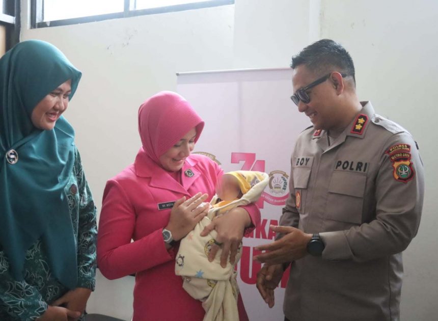 Bakti Kemanusiaan Hari Bhayangkara, Kapolres Tangsel Berikan Perhatian kepada Bayi Temuan di Legok