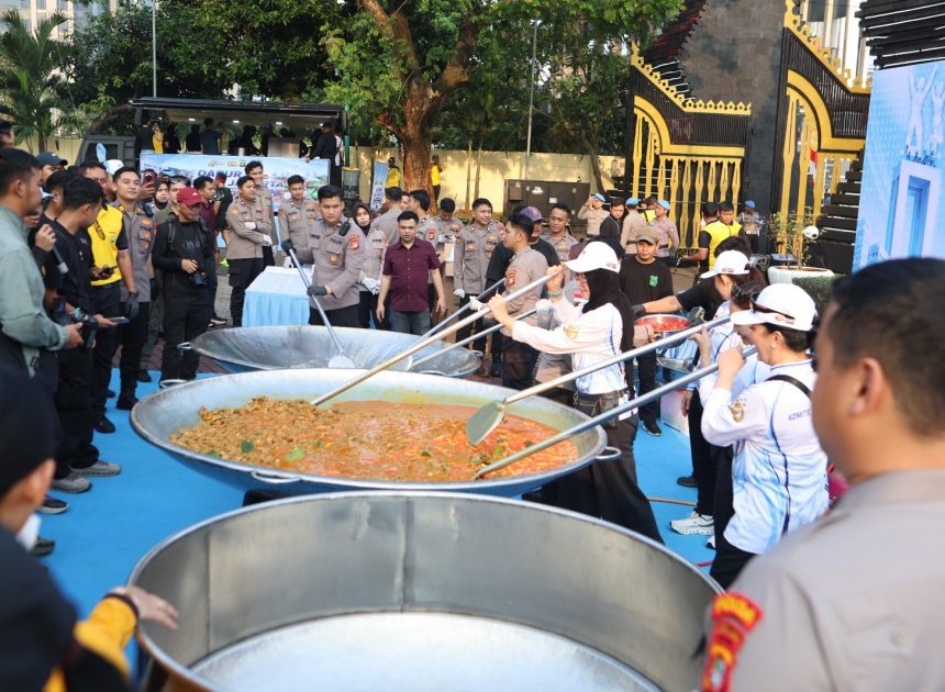 Dapur Jaga Jakarta Meriah, Bobon Santoso Sajikan Tongseng untuk Warga CFD