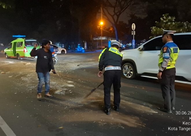 Respons Cepat Satlantas Polres Tangsel Tangani Tumpahan Oli di Bundaran Tekno, Cegah Kecelakaan