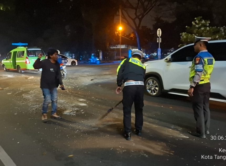 Respons Cepat Satlantas Polres Tangsel Tangani Tumpahan Oli di Bundaran Tekno, Cegah Kecelakaan