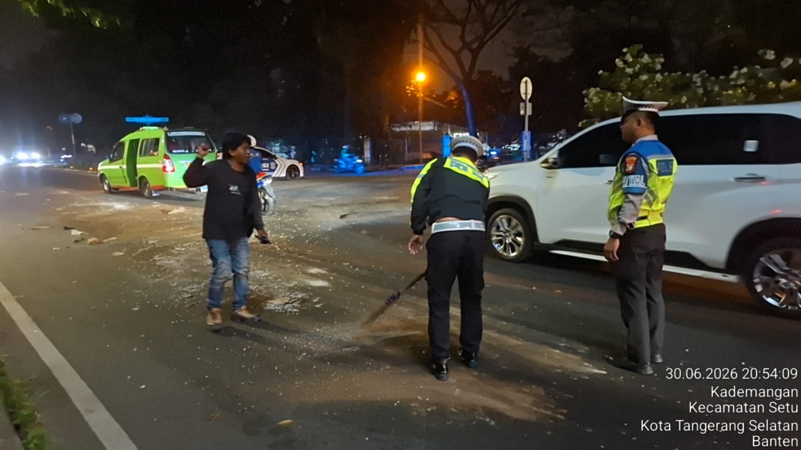 Respons Cepat Satlantas Polres Tangsel Tangani Tumpahan Oli di Bundaran Tekno, Cegah Kecelakaan