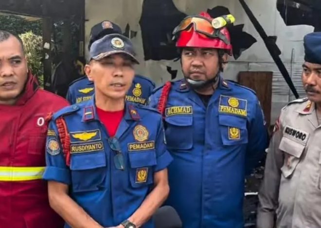 Brimob Polda Metro Jaya Bantu Padamkan Kebakaran Dua Kios di Ciputat