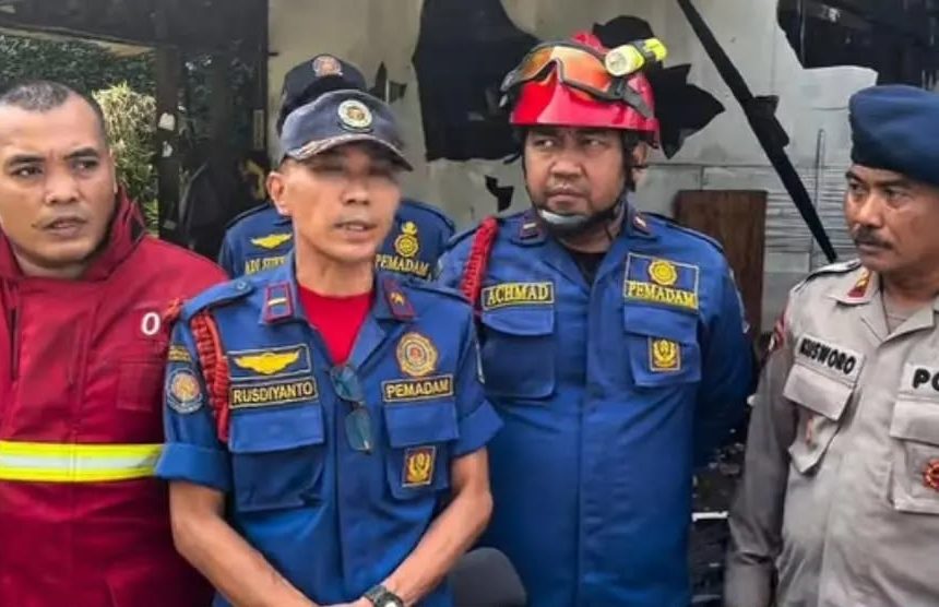 Brimob Polda Metro Jaya Bantu Padamkan Kebakaran Dua Kios di Ciputat