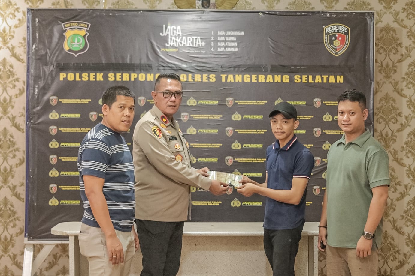 Polsek Serpong Laksanakan Penyerahan Barang Bukti Motor Kepada Korban Curanmor 