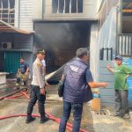 Respons Cepat Polsek Cisauk dan Damkar Tangsel Tangani Kebakaran Gudang di Kawasan Taman Tekno Setu