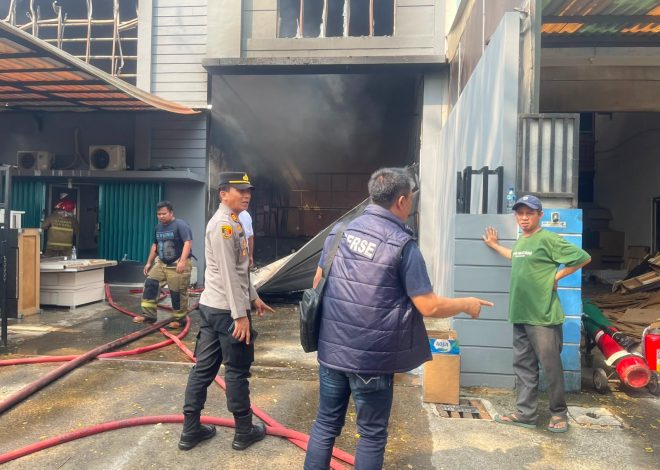 Respons Cepat Polsek Cisauk dan Damkar Tangsel Tangani Kebakaran Gudang di Kawasan Taman Tekno Setu