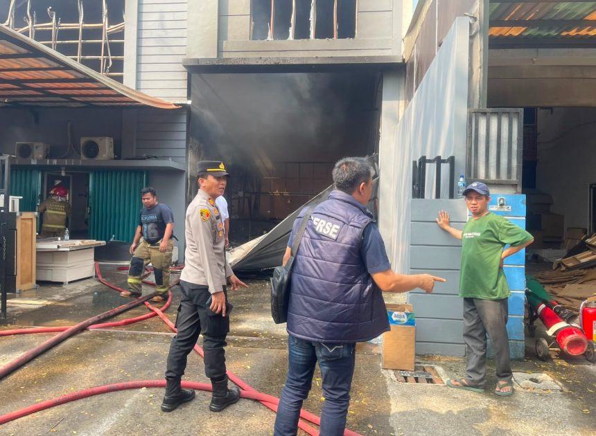 Respons Cepat Polsek Cisauk dan Damkar Tangsel Tangani Kebakaran Gudang di Kawasan Taman Tekno Setu
