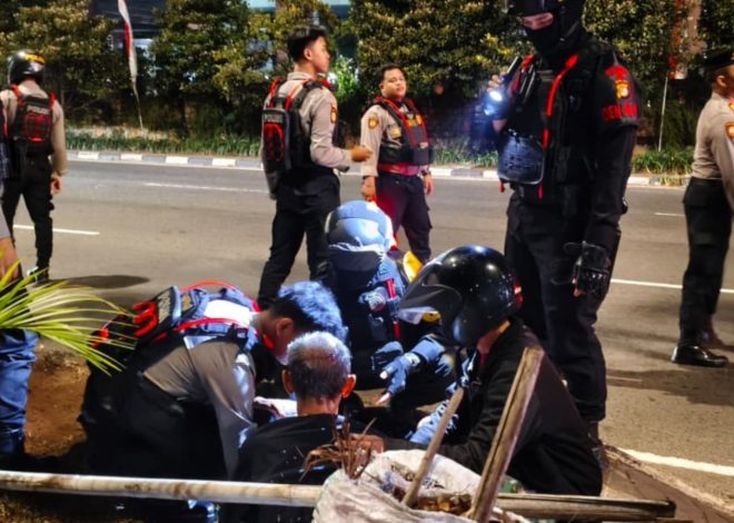 Brimob Metro Jaya Sigap Evakuasi Korban Kecelakaan Saat Patroli Malam di Jakarta Utara