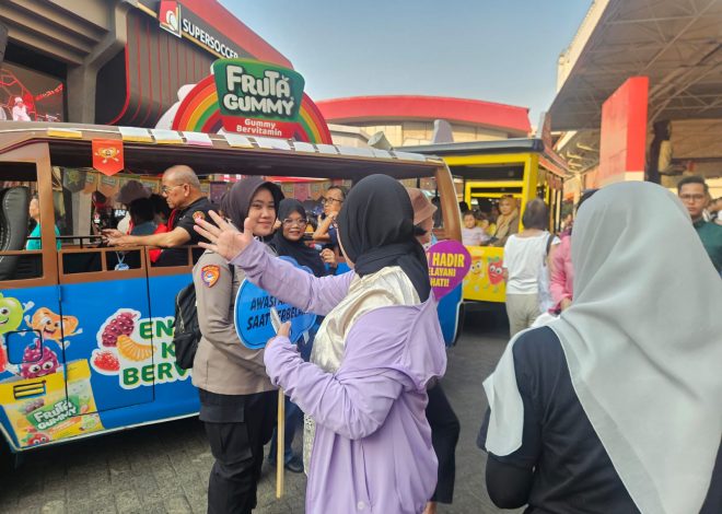 Polwan Polres Jakpus Patroli Jalan Kaki di PRJ, Beri Rasa Aman dan Imbau Pengunjung Tetap Waspada