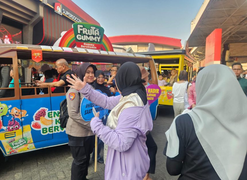 Polwan Polres Jakpus Patroli Jalan Kaki di PRJ, Beri Rasa Aman dan Imbau Pengunjung Tetap Waspada