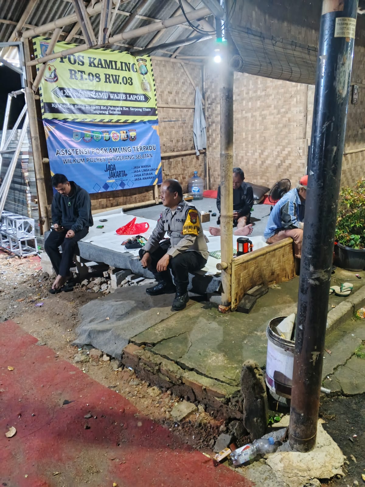 Jaga Jakarta On The Spot: Bhabinkamtibmas Pakujaya Cek Poskamling Terpadu, Perkuat Sinergi Warga Jaga Kamtibmas